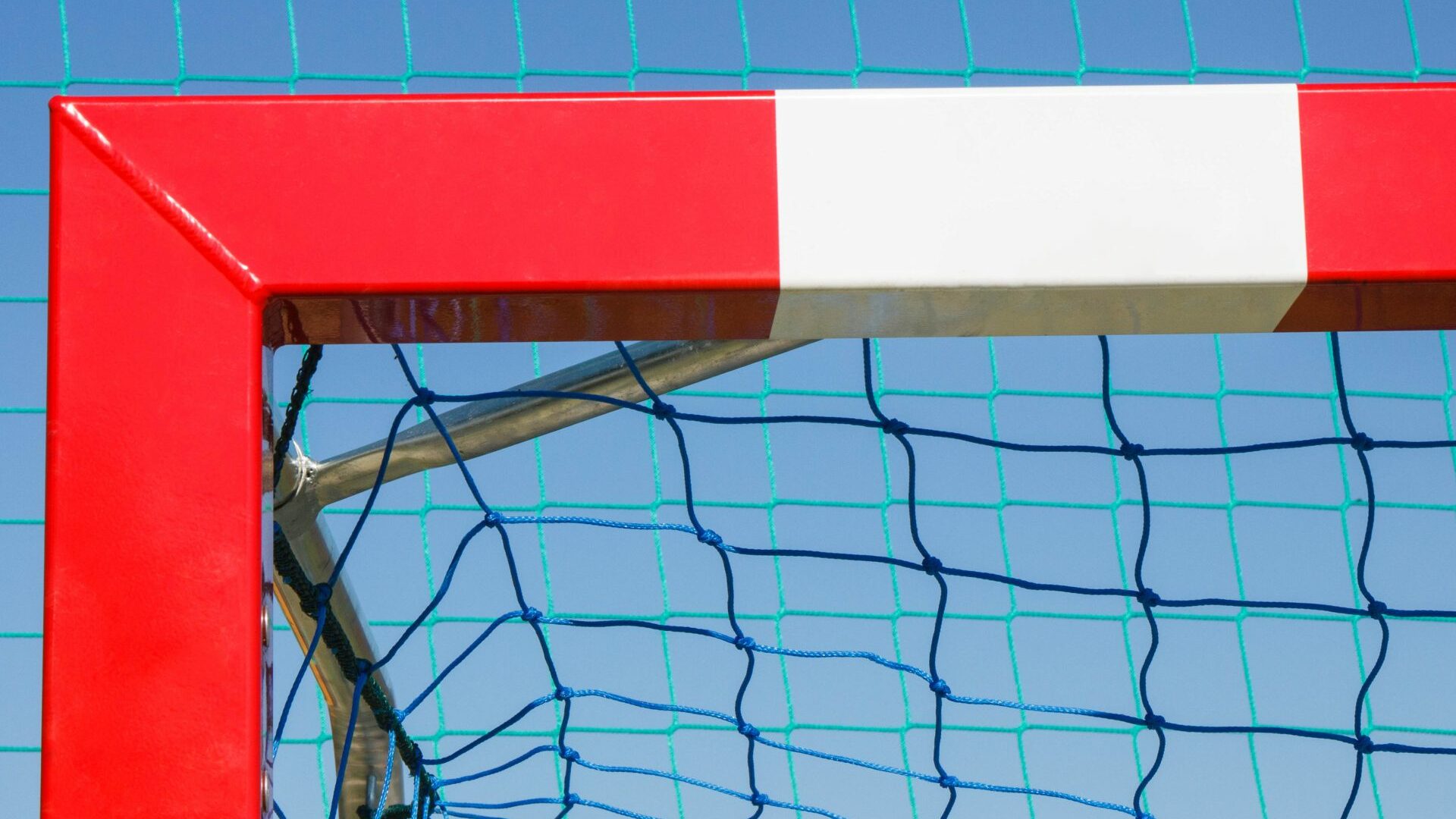 Der Klassiker - ein Handballtor in Rot und Weiß