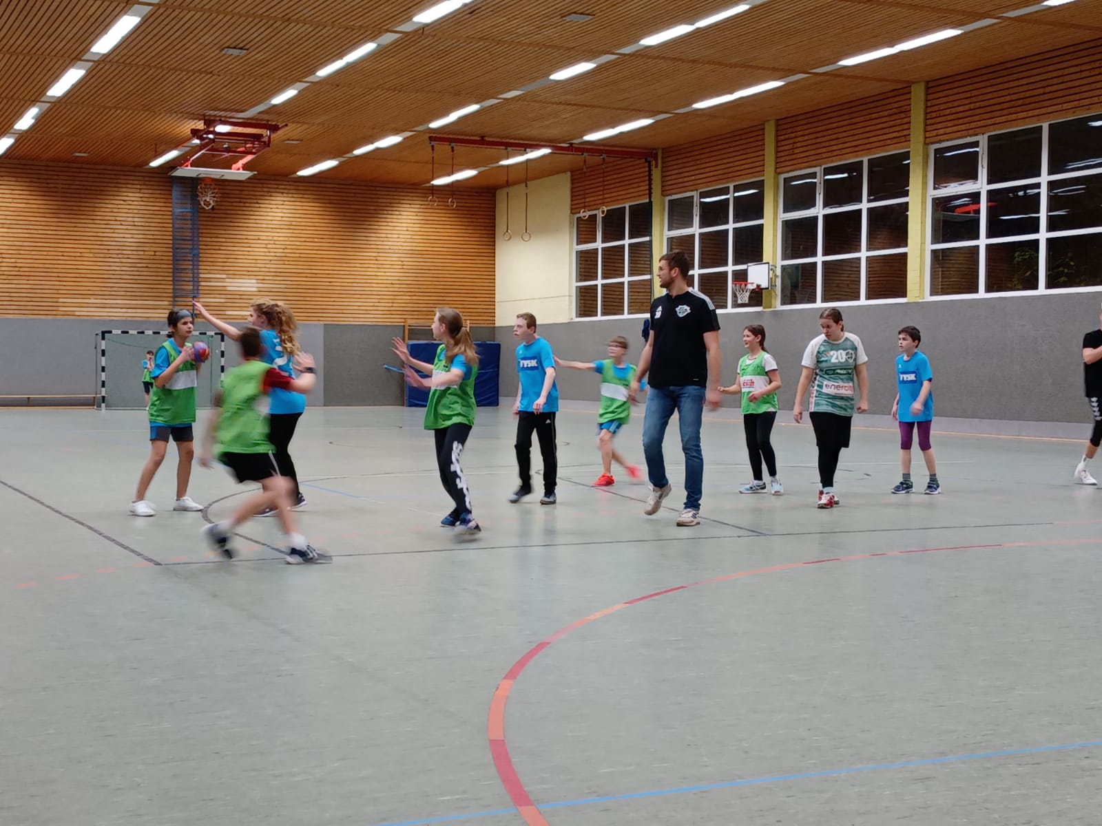 Spielte mit den Kindern Handball: Recken-Profi Fabian Böhm